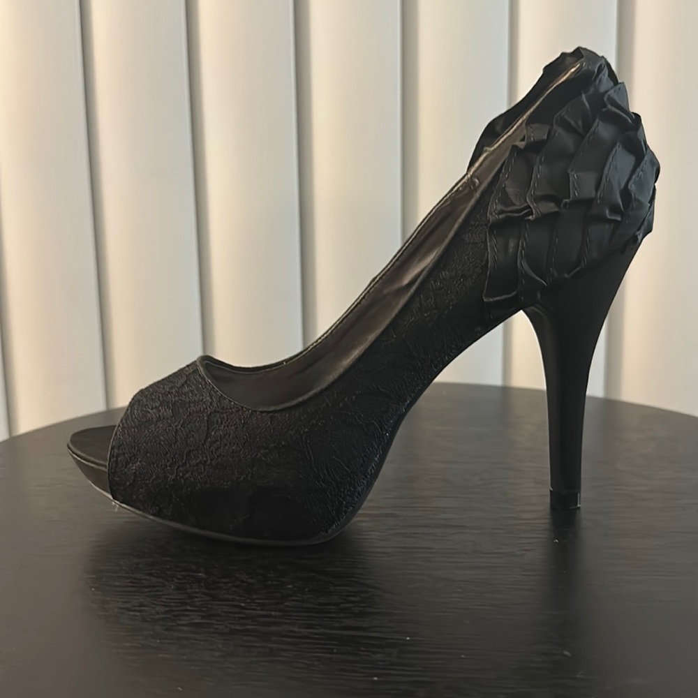 Lovey Lacey Noir Gloria Pumps!